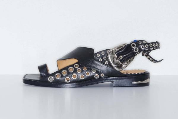 トーガ プルラ、アイレットで飾った新作サンダル - メンズ人気メタルローファーのレディース版も