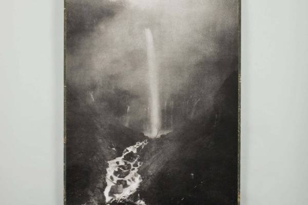 写真家・杉本博司の「飄々表具」展が京都・細見美術館で、自身の写真などを掛軸“表具”で展示