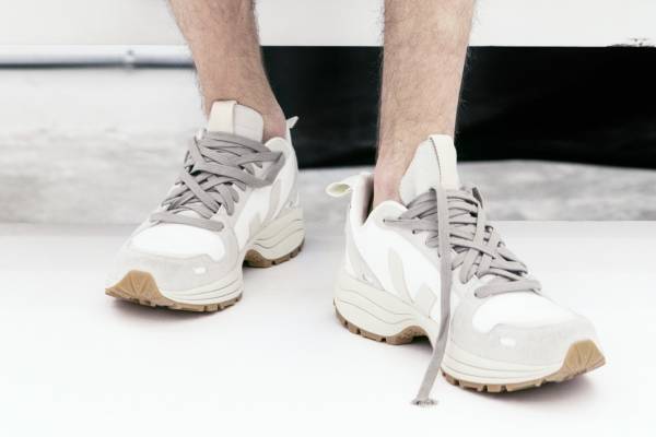 リック・オウエンス×ヴェジャ新作スニーカー、トウモロコシ廃材のアッパーに複雑シューレース