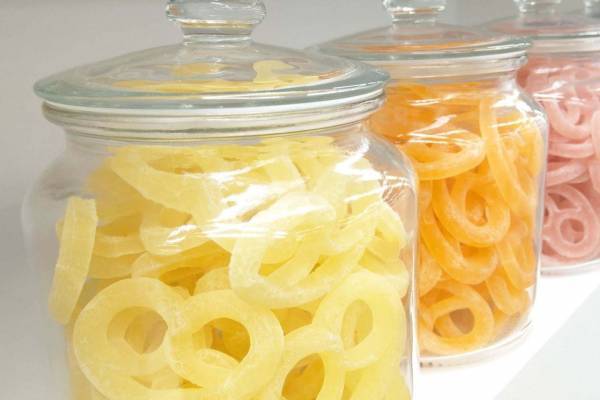 カンロの直営店「ヒトツブカンロ」新宿に限定ストア、パリッとしっとり新食感グミ「グミッツェル」販売