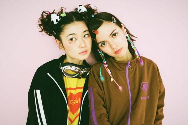 X-girl×スーパーラヴァーズ、ダブルネームのハートロゴを配したスウェットフーディやエナメルバッグ