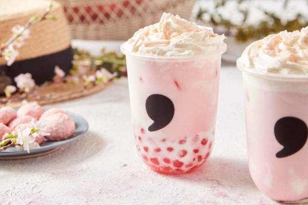 コンマティー「comma さくらラテ」桜×ストロベリーソースのミルクラテ、桜風味のタピオカも