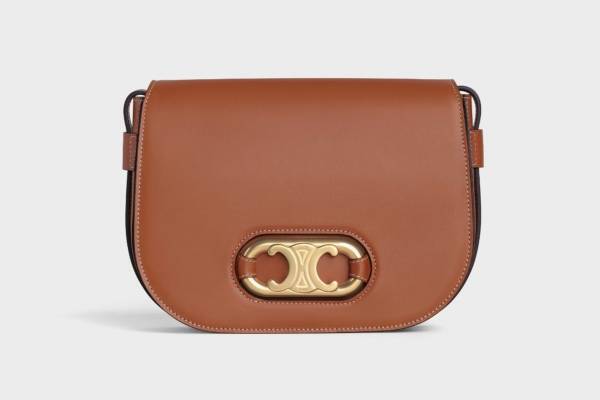 セリーヌの新作バッグ「マイヨン トリオンフ」“凱旋門を囲むチェーン”着想、小ぶりショルダーなど