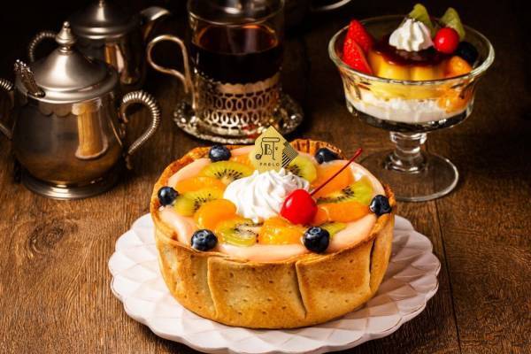 パブロ「“純喫茶”のプリンアラモードチーズタルト」ほろ苦いカラメル×カスタードにフルーツトッピング