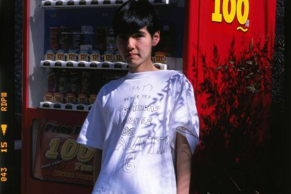 トーガ / ドッグスがアーティスト・dodoとコラボ、オリジナルイラストのプリントTシャツ