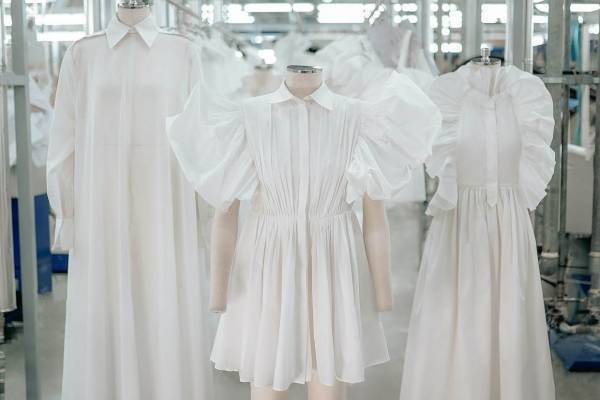 ヴァレンティノ「ルブラン」“白シャツ”にクチュール技術を駆使、ギャザーブラウスやシャツドレスなど
