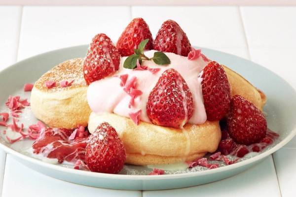 フリッパーズ「奇跡のパンケーキ 苺ミルク×ルビーチョコレート」中にアイス＆ナッツを忍ばせて