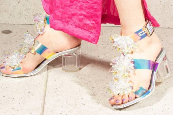 ジェフリーキャンベル「フラワークリアヒールサンダル」新作、オーロラ色ベルトやビジュー装飾