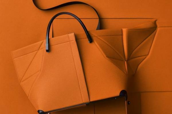 グッド グッズ イッセイ ミヤケ、平面から立体へ組み立てるバッグ「ファントム」からキャンバス素材の新作