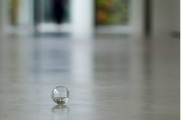 作家・内藤礼の過去最大規模の個展が金沢で、「うつしあう創造」がテーマのインスタレーション