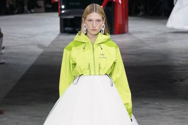 オフ-ホワイト 2020年秋冬コレクション  - ストリート×ドレスの解を求めよ