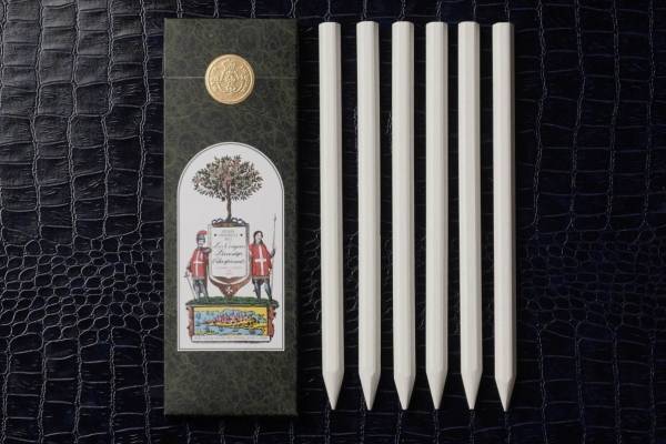 オフィシーヌ・ユニヴェルセル・ビュリー“鉛筆型”ディフューザー、好みの香りを染み込ませて