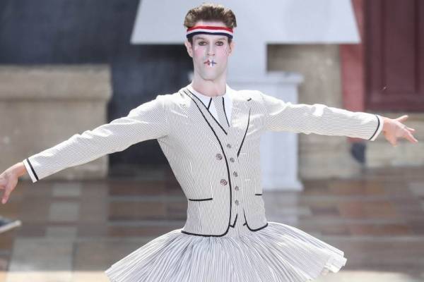 トム ブラウンの2020-21年秋冬メンズ・ウィメンズコレクションをライブ配信