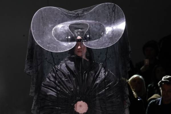 コム デ ギャルソン 2020年秋冬コレクション - 見た事のない新しい世界へ