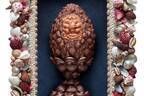 ピエール・エルメ・パリのイースター、貝殻アートのエッグチョコレートやリボンを飾ったウサギチョコ