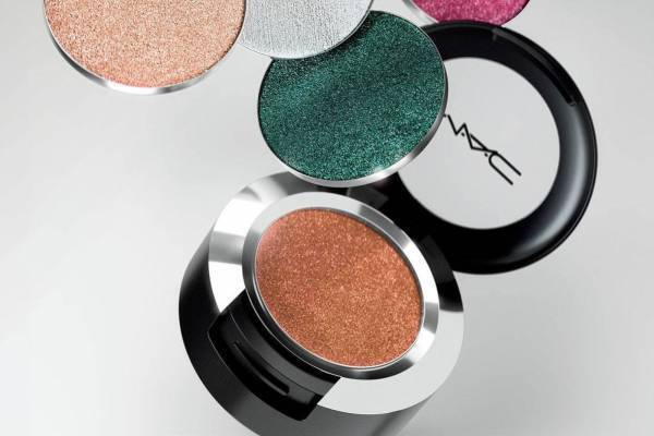 M·A·C“濡れたような”ツヤを叶えるメタリックアイカラー「ダズルシャドウ エクストリーム」