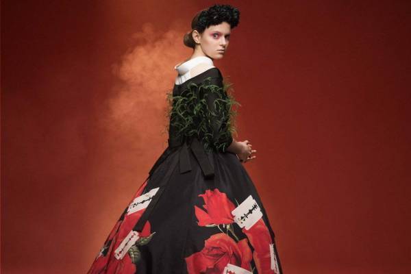 アンダーカバー 2020秋冬ウィメンズコレクション、黒澤明の傑作『蜘蛛巣城』主人公を翻弄する妻を描く