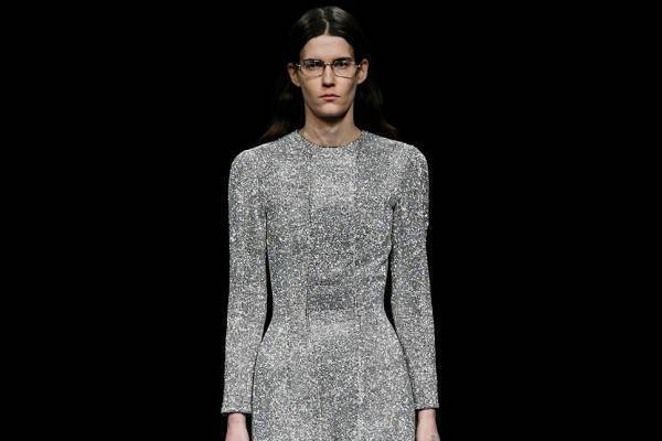 バレンシアガ 20年ウィンターコレクション - 漆黒の世界で、ドレスコードの意味を見つめなおす