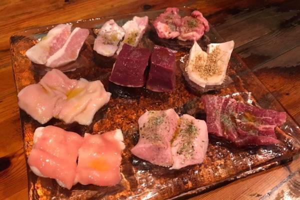 中目黒の人気ホルモン焼肉「小野田商店」2号店が学芸大学駅に、新鮮ホルモンを500円均一で