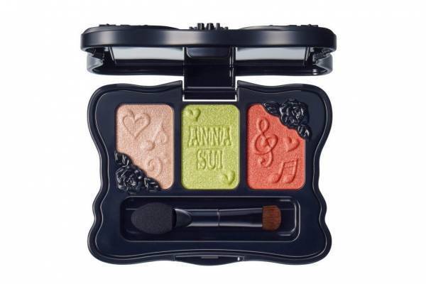 アナ スイ“ヒッピーガール”演出のレトロカラーのアイカラー＆グリッター入りボディ用日焼け止め