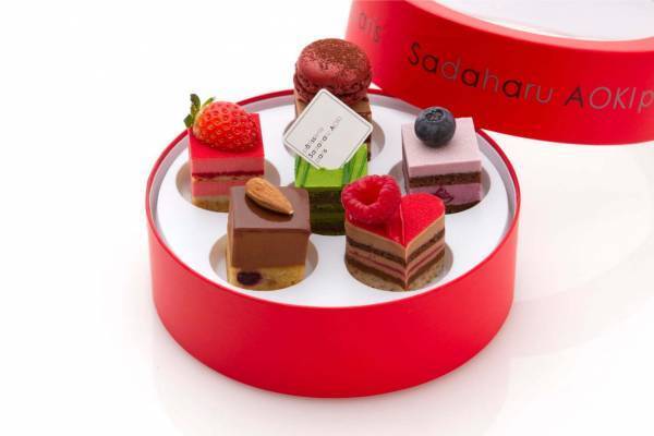 サダハル・アオキのホワイトデー2020、カラフルショコラのパレットやマカロンを飾ったハート型ケーキ