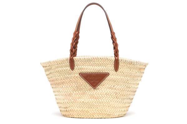 プラダの新作レディスバッグ＆ウェア、ラフィア＆ナイロンのバゲットバッグ - 青山店で先行販売