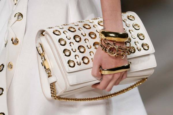 アレキサンダー・マックイーン新作「ストーリーショルダー」クラッチにもなるチェーンショルダーバッグ