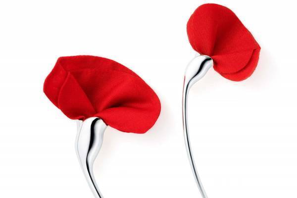 ティファニーから”赤いポピー”モチーフ「アマポーラ ブローチ」にスモールサイズの新作登場