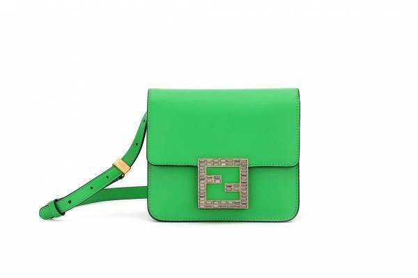 フェンディ新作バッグ「フェンディ ファブ」FFロゴのクリスタルバックルを配したレザーバッグ