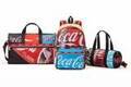 レスポートサック「コカ・コーラ」コラボバッグ、ロゴを配したバックパックやカップ型ポーチ