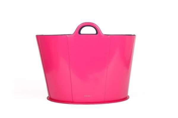 マルニの新作「トロピカリア・バッグ」光沢レザーの大容量ショッピングバッグ
