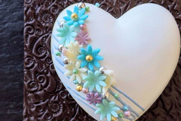 “パステルカラー”の花を散りばめたハート型チョコ、ザ・プリンスギャラリー 東京紀尾井町で