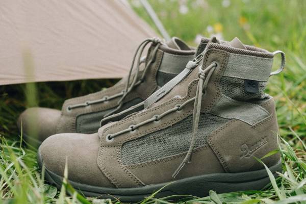スノーピーク×ダナーのミリタリーシューズ、ジップアップレース採用の高機能モデル