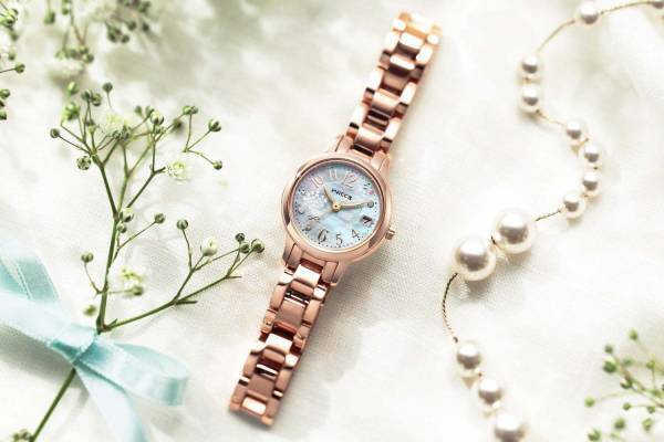 ウィッカ“カスミ草”のブーケを描いた限定ウオッチ、ピンクの蝶をあしらって