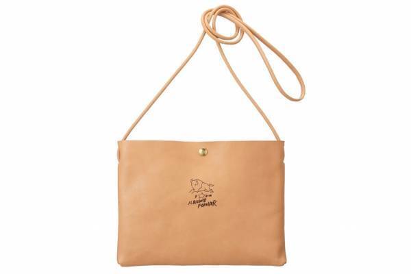 イル ビゾンテの日本限定サコッシュ＆ウォレット、デザイナーの手書きサインをプリント