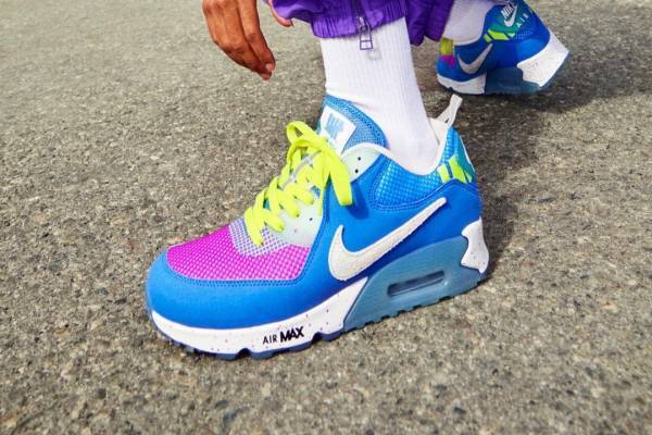 ナイキ×アンディフィーテッドのスニーカー「ナイキ エア マックス 90」異素材MIXのネオンカラー