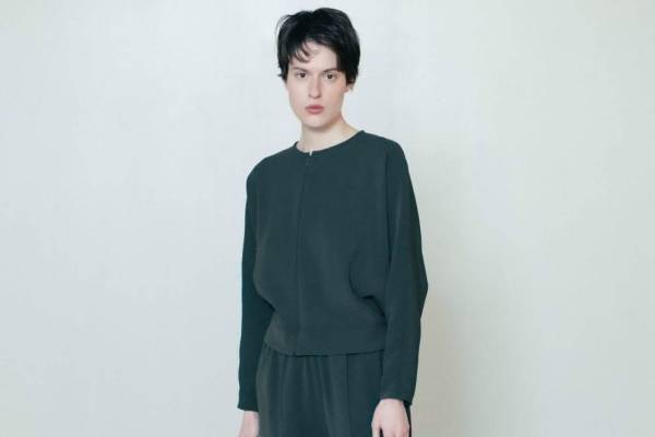 ユナイテッドアローズ＆サンズ×N.ハリ尾花大輔、ドレープ感のあるウィメンズワンピースやTシャツ