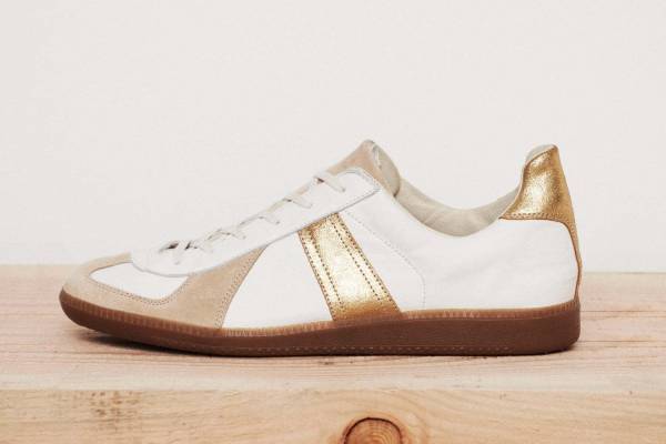 グラフペーパーの新作スニーカー、彫刻作品をメタリックレザーで表現したジャーマントレーナー