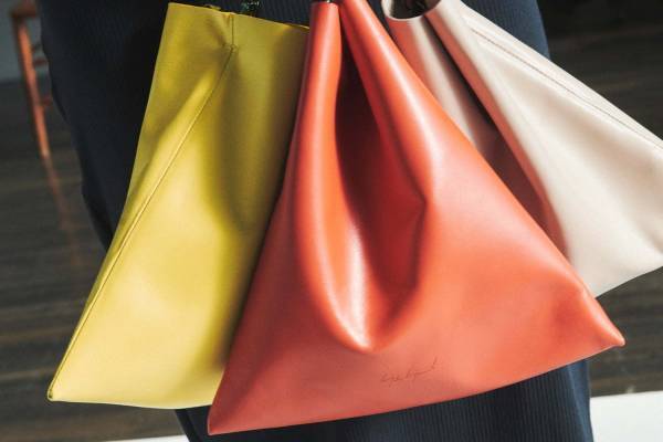 ディスコード ヨウジヤマモト“変形自在”バッグ「テトラ」イエロー限定復刻、新色オレンジ＆ベージュも