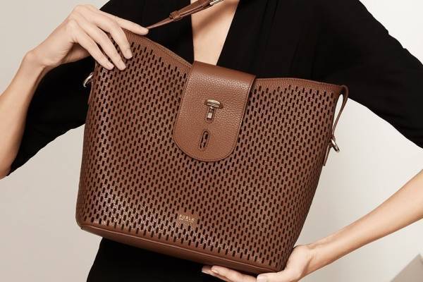 フルラ“パンチングレザー”の新作バッグ「トラフラート」軽やかなホーボー＆ベルトバッグ