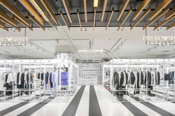 「エンポリオ アルマーニ」渋谷スクランブルスクエアのコンセプトショップが新テーマ“ロゴ”で一新