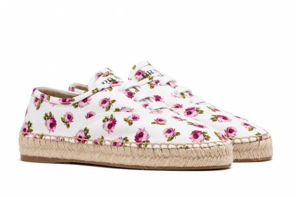 プラダの新作ウィメンズシューズ、“フラワー×スワロー”のエスパドリーユやロゴ入り厚底スニーカー