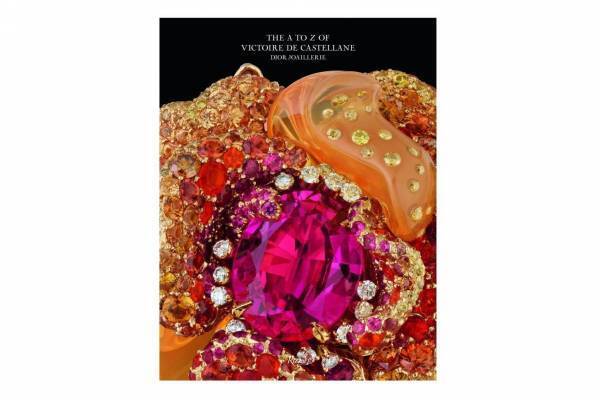 ディオール ファイン ジュエリーの書籍、お守りジュエリー「ローズ デ ヴァン」など写真300点を収録
