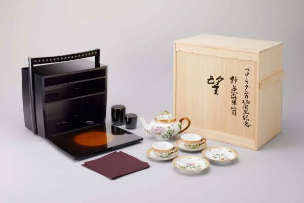 ロイヤル コペンハーゲン「フローラ ダニカ」230周年記念ティーカップ入り小箪笥、香川漆芸と共同制作
