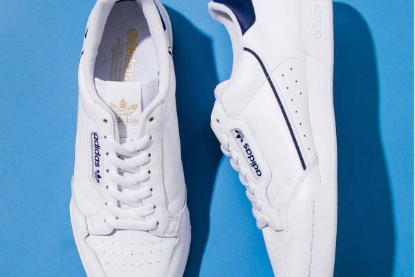 アディダス オリジナルス×アーバンリサーチ初の別注スニーカー、ネイビー×ホワイト統一のクリーンな1足