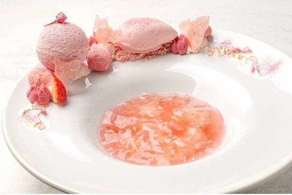 “桜に染まる川”イメージの桜ジュレ入り春色スイーツ、サロン ベイク アンド ティーで発売