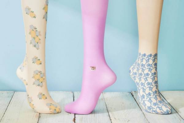 ポール & ジョー“ワンポイント猫”の透け感タイツ＆パステルカラー花柄スカーフ