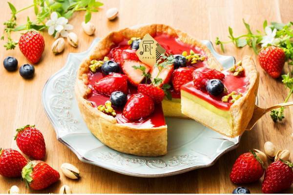 パブロ期間限定の春色チーズタルト、甘酸っぱいフレッシュ苺にまろやかピスタチオクリームを合わせて