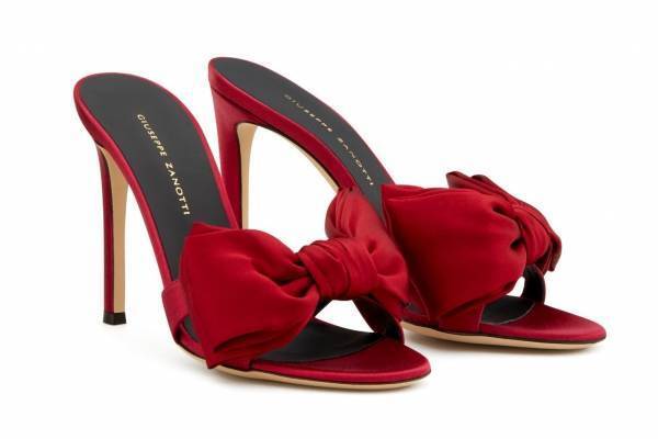 ジュゼッペ ザノッティ“リボン”が主役の20年新作サンダル、真っ赤に艶めくシルクミュールなど