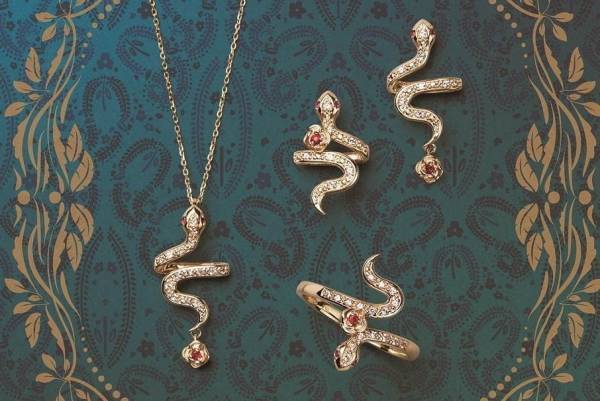 アナ スイ“ヘビ＆薔薇”のお守りジュエリー、ルビーが輝くピアスやリングが銀座三越店で